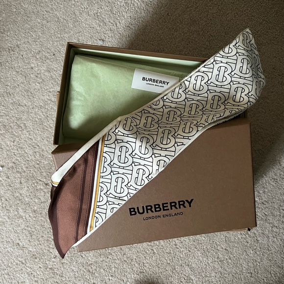 100% BRAND NEW AUTHENTIC Burberry Montage Print Silk Skinny Scarfing - Picture 2 of 3
